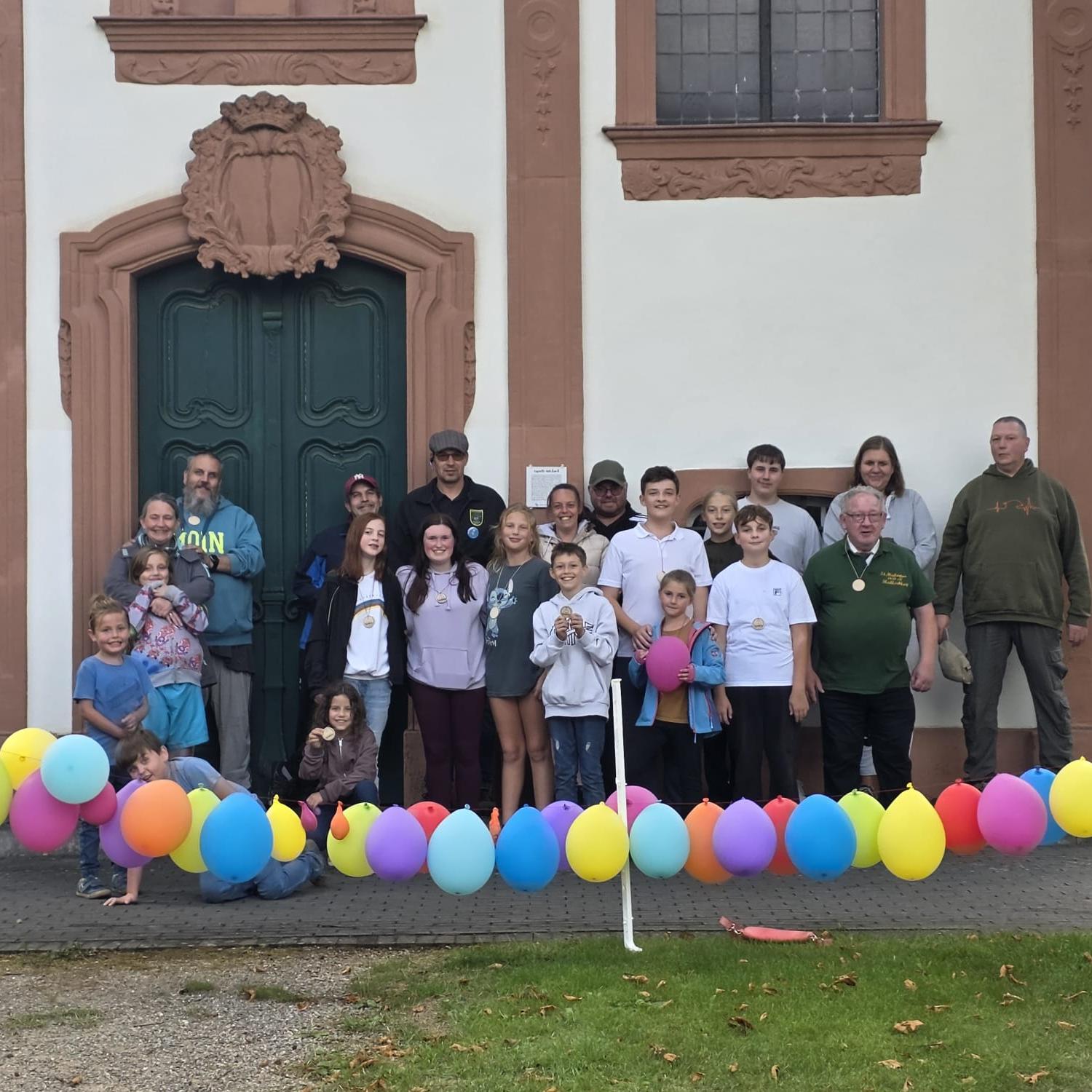 Schützenjugend beim Kapellen-Spendenlauf in Blankenheim Es zeigt die Schützenjugend Hallschlag hinter Luftballons